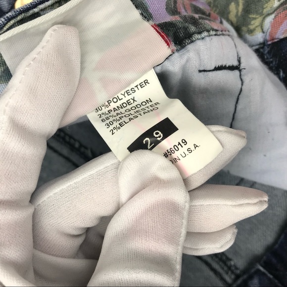 VO JEANS | Mossimo | Floral Accent Jean Shorts (2) - Picture 17 of 17